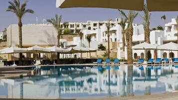 4 outdoor pools, pool umbrellas, sun loungers