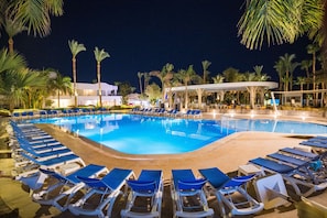 4 piscines extérieures, parasols, chaises longues