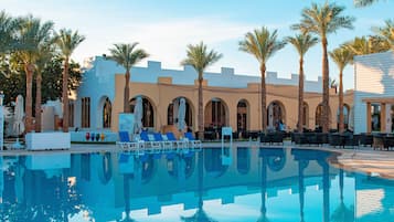 4 outdoor pools, pool umbrellas, pool loungers
