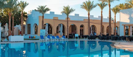 4 outdoor pools, pool umbrellas, pool loungers