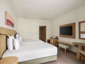 Minibar, coffre-fort, bureau, rideaux d’obscurcissement