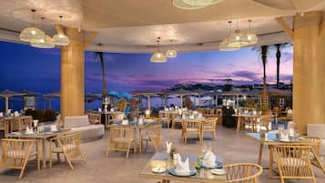 4 restaurantes; se sirven desayunos, almuerzos y cocina internacional