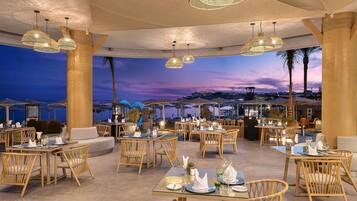 4 restauranter, frokost, lunsj og middag serveres, internasjonale retter