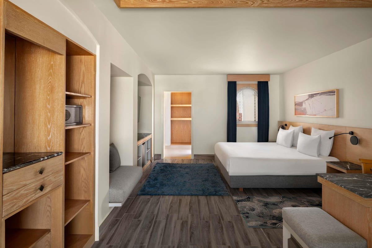 1 bedroom, minibar, in-room safe, desk