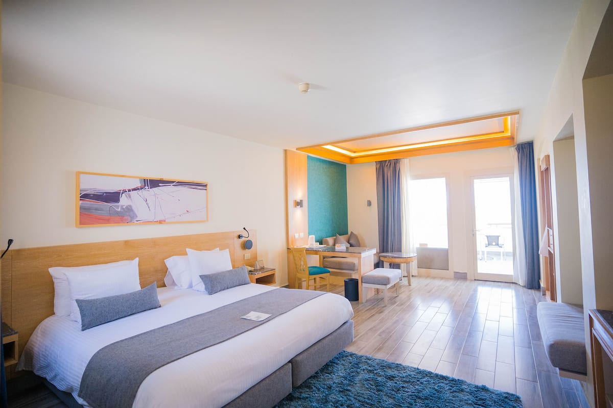 Junior Suite | 1 bedroom, minibar, in-room safe, desk