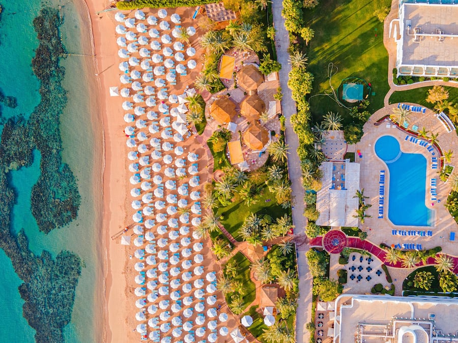 Praia particular, espreguiçadeiras, guarda-sóis, toalhas de praia