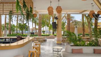 3 barer/lounger, 2 bassengbarer og strandbar