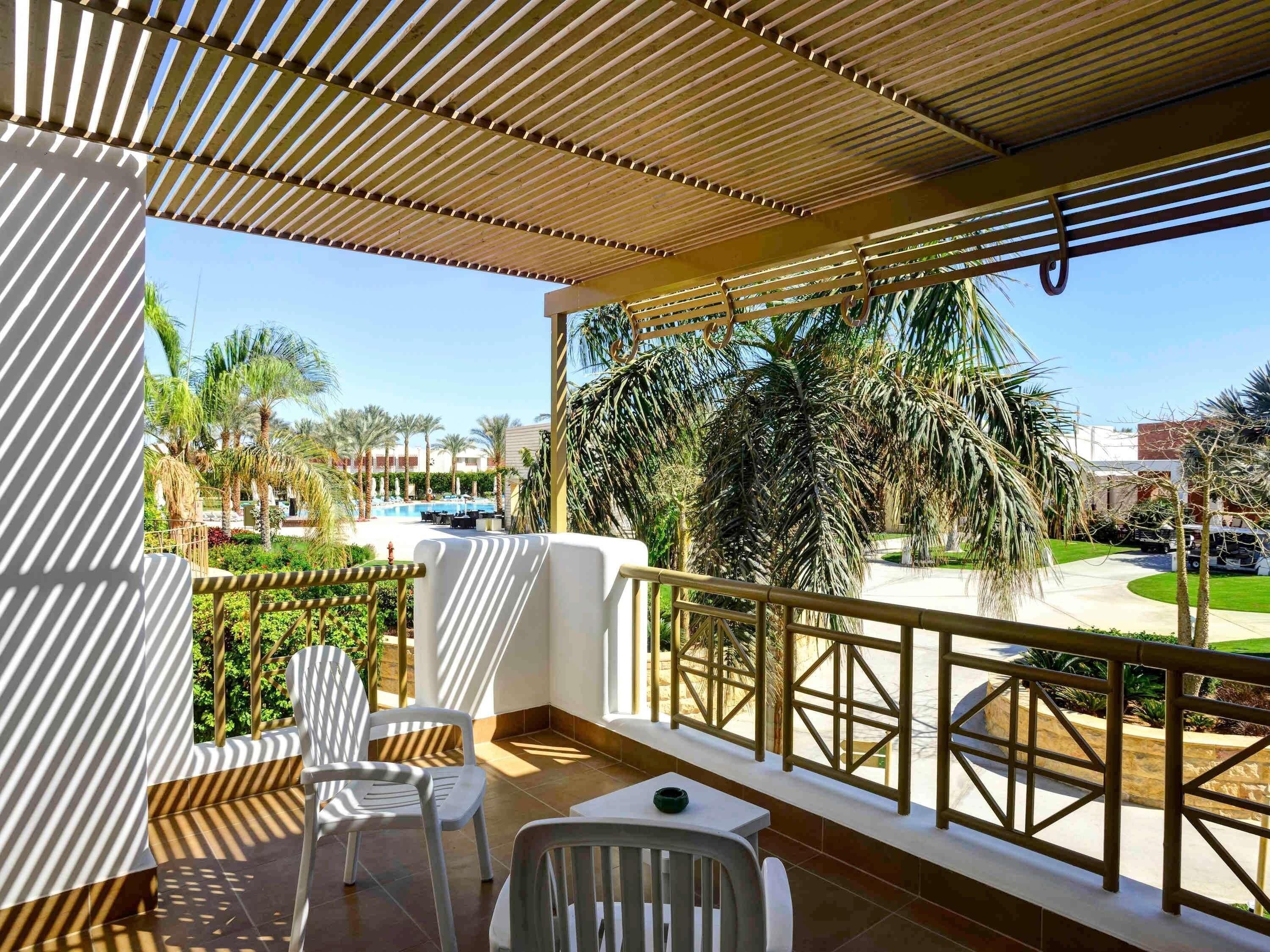 มินิบาร์, ตู้นิรภัยในห้องพัก, โต๊ะทำงาน, ผ้าม่านกันแสง