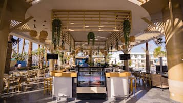 3 bars/lounges, 2 poolbars, een strandbar