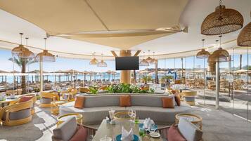 3 bares o lounges, 2 bares junto a la alberca, bar en la playa