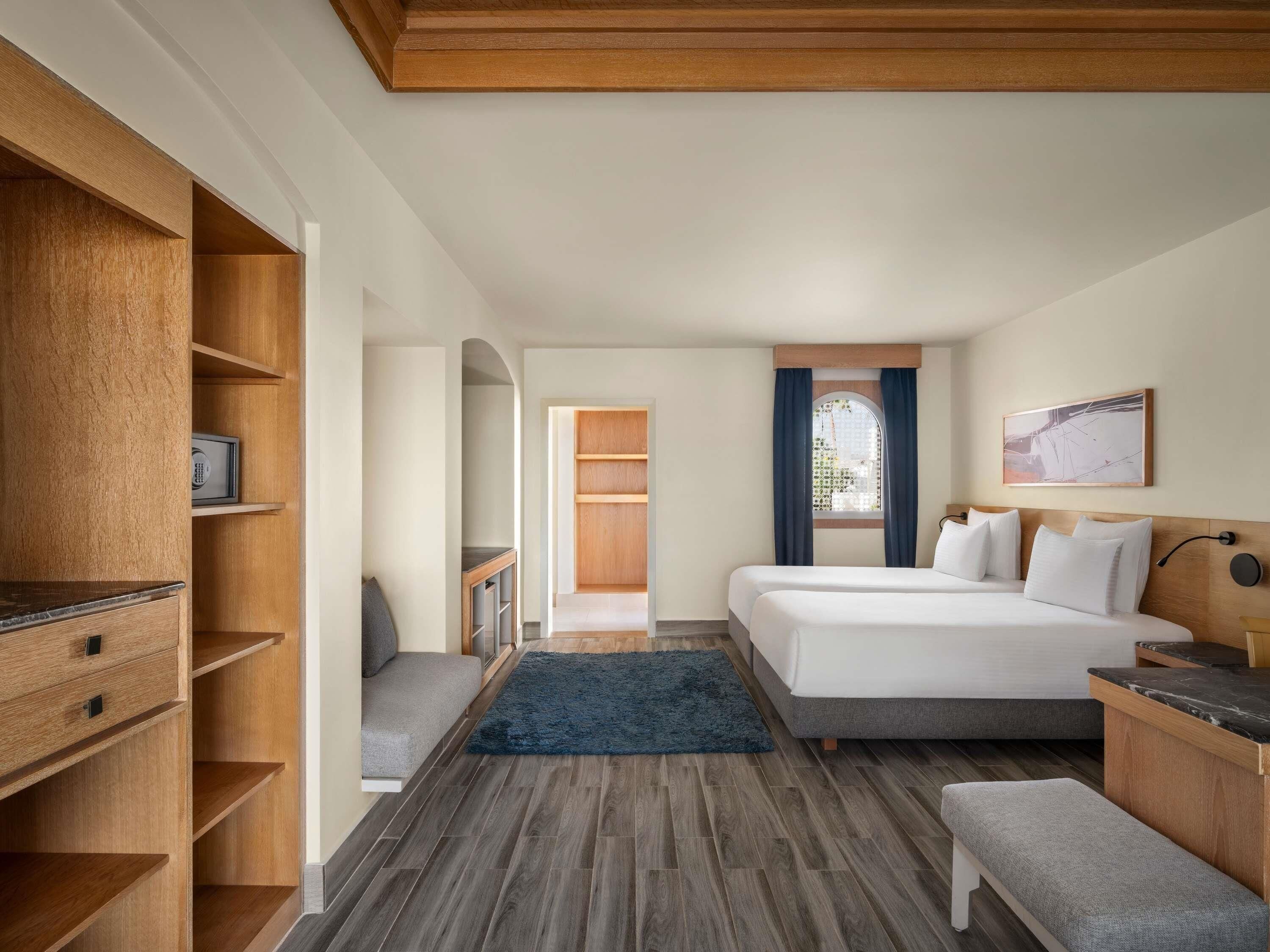 มินิบาร์, ตู้นิรภัยในห้องพัก, โต๊ะทำงาน, ผ้าม่านกันแสง