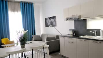 Apartment (Queen Bed) | Private kitchen | Full-size fridge, microwave, stovetop, dishwasher
