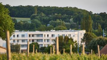 Vista frontal de la propiedad por la tarde o noche