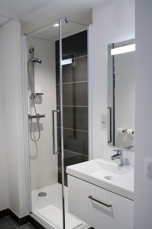Studio | Bathroom | Shower, hair dryer, towels, soap