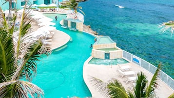 Piscine extérieure, parasols de plage, chaises longues