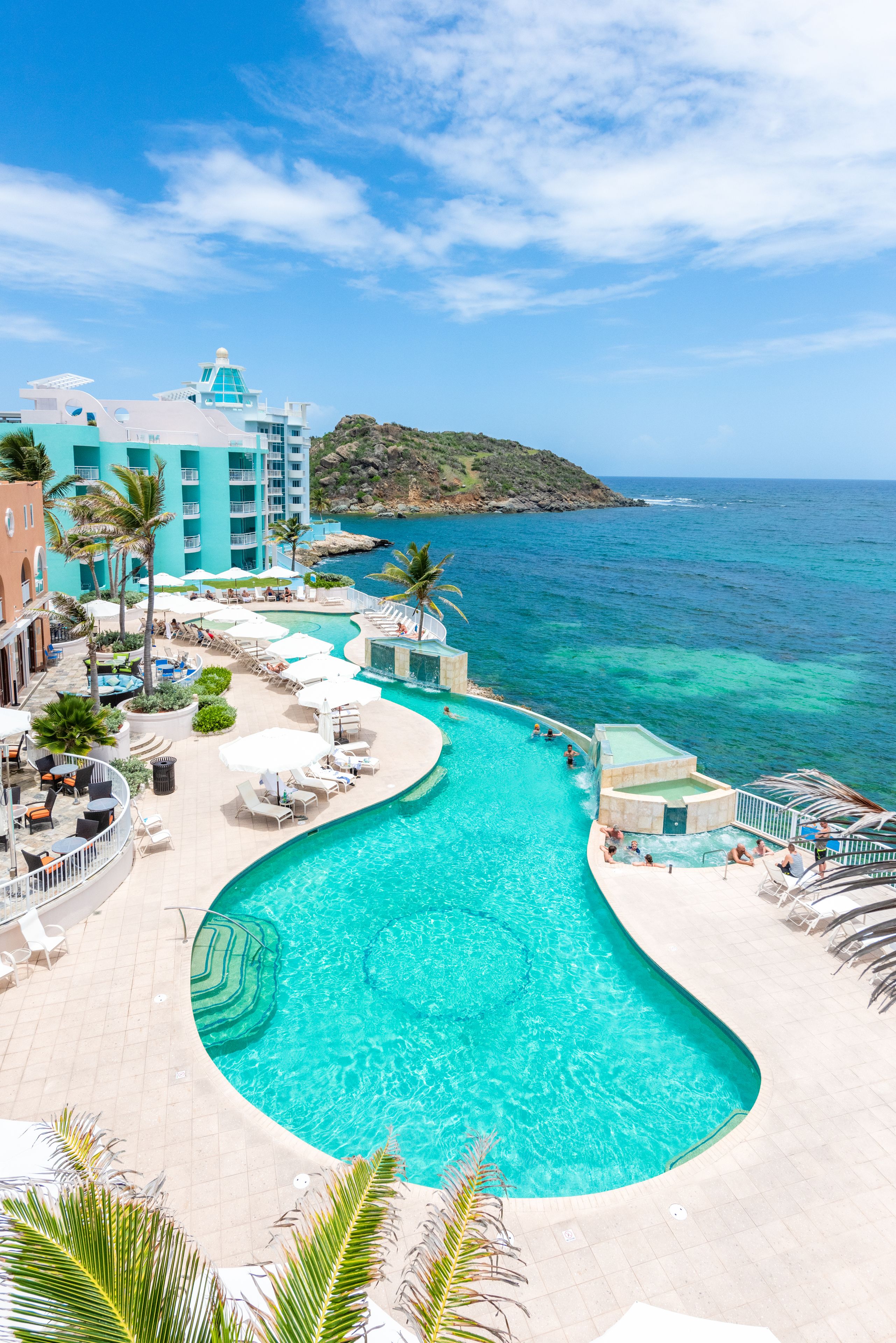 Piscine extérieure, parasols de plage, chaises longues