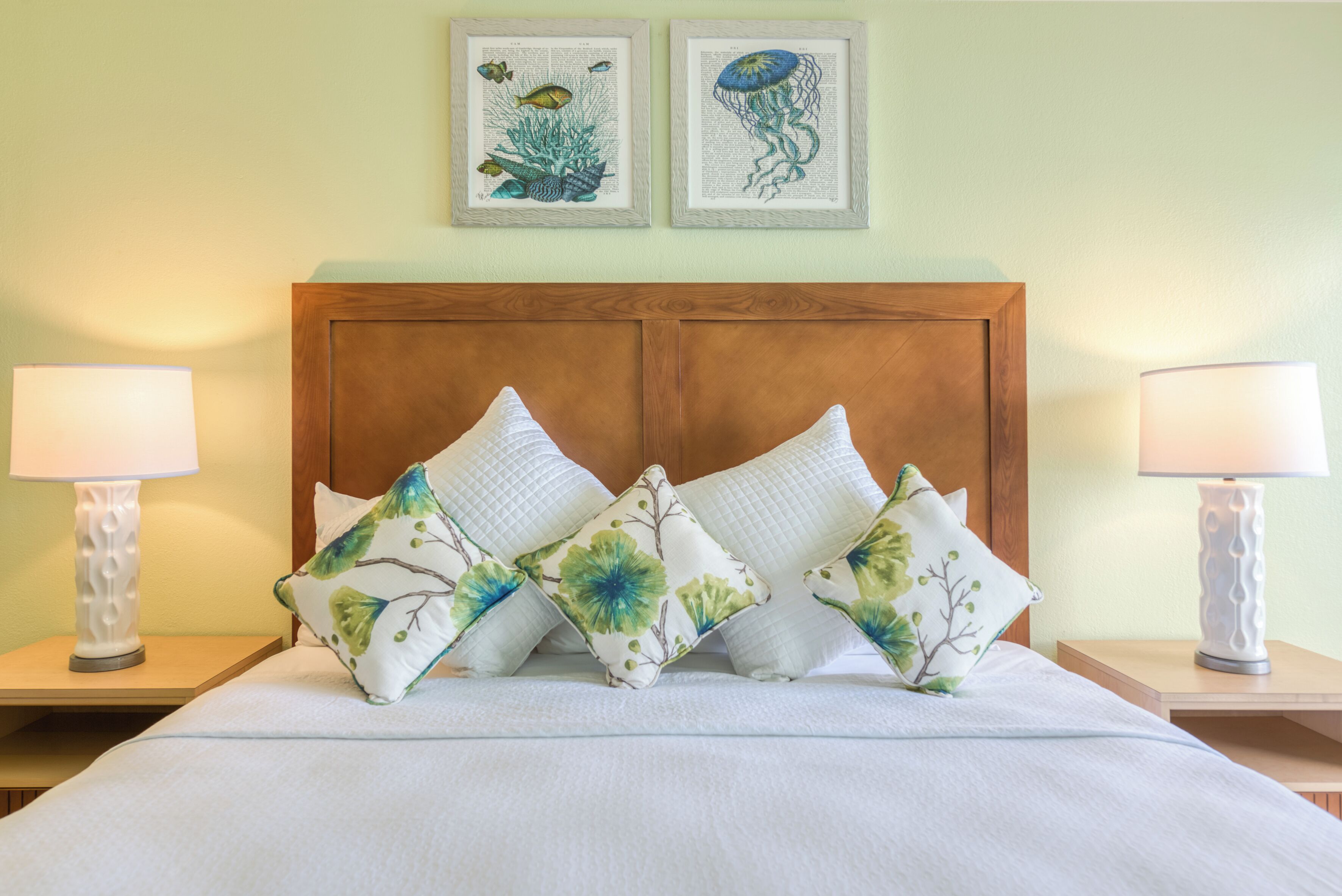 Roba de llit d'alta qualitat i caixa forta a l'habitació 