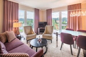 Suite, 1 kingsize-seng, utsikt mot golfbane | Oppholdsområde | LCD-TV