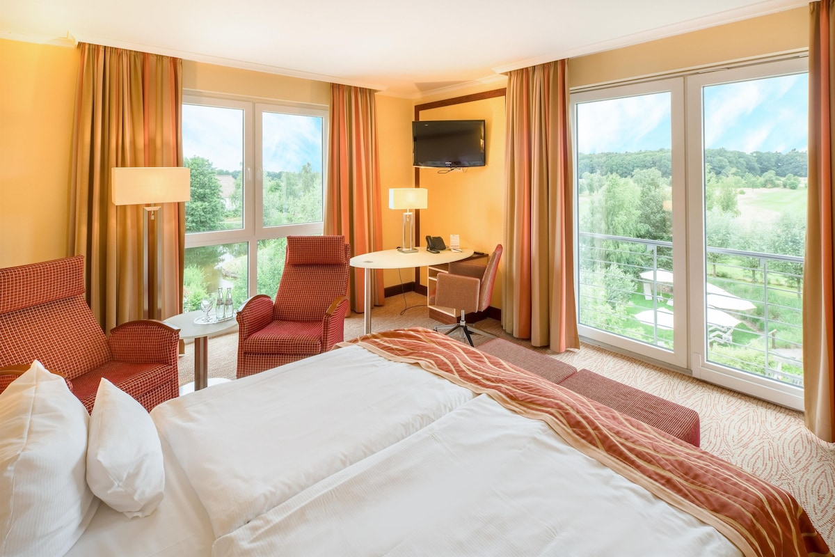 Habitación Deluxe, 1 cama matrimonial, vista al campo de golf | Ropa de cama hipoalergénica y caja de seguridad en la habitación 