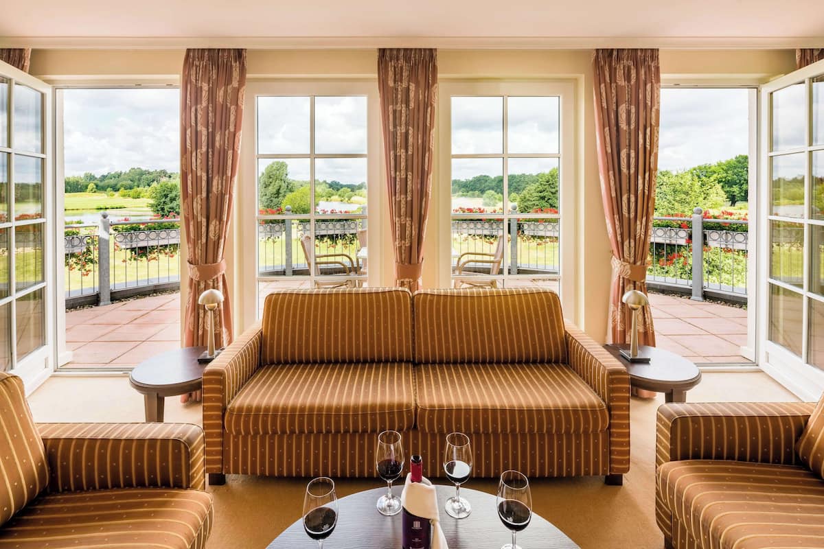 Deluxe Apartment, Multiple Beds, Kitchenette (Living Room) | 1 bedroom, hypo-allergenic bedding, in-room safe, desk