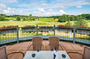 Ropa de cama hipoalergénica y caja de seguridad en la habitación 