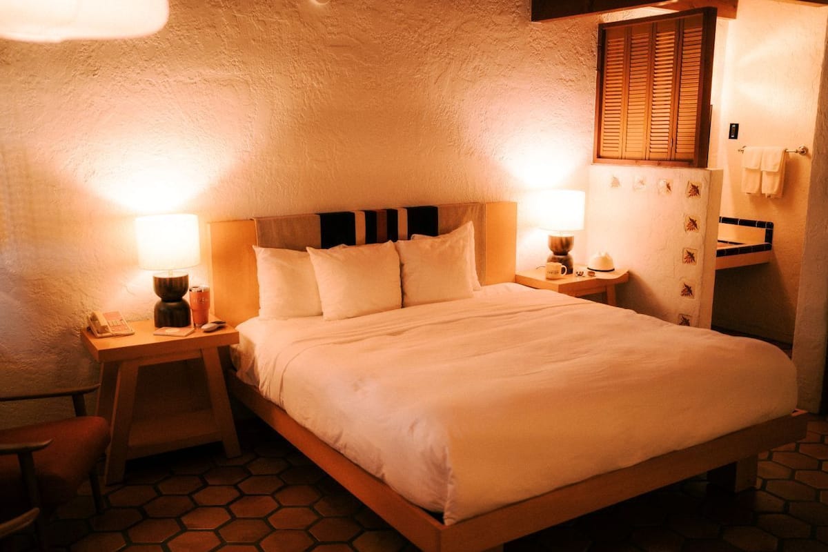 Standard Room, 1 Queen Bed | Premium bedding, individually decorated, individually furnished, desk