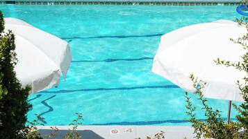 Piscina externa sazonal, guarda-sóis, espreguiçadeiras
