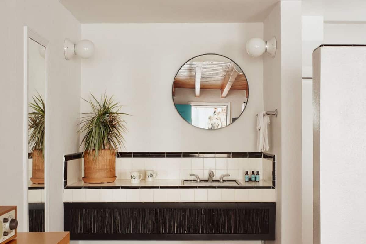 standard room, 1 king bed | premium bedding, individually decorated, individually furnished, desk