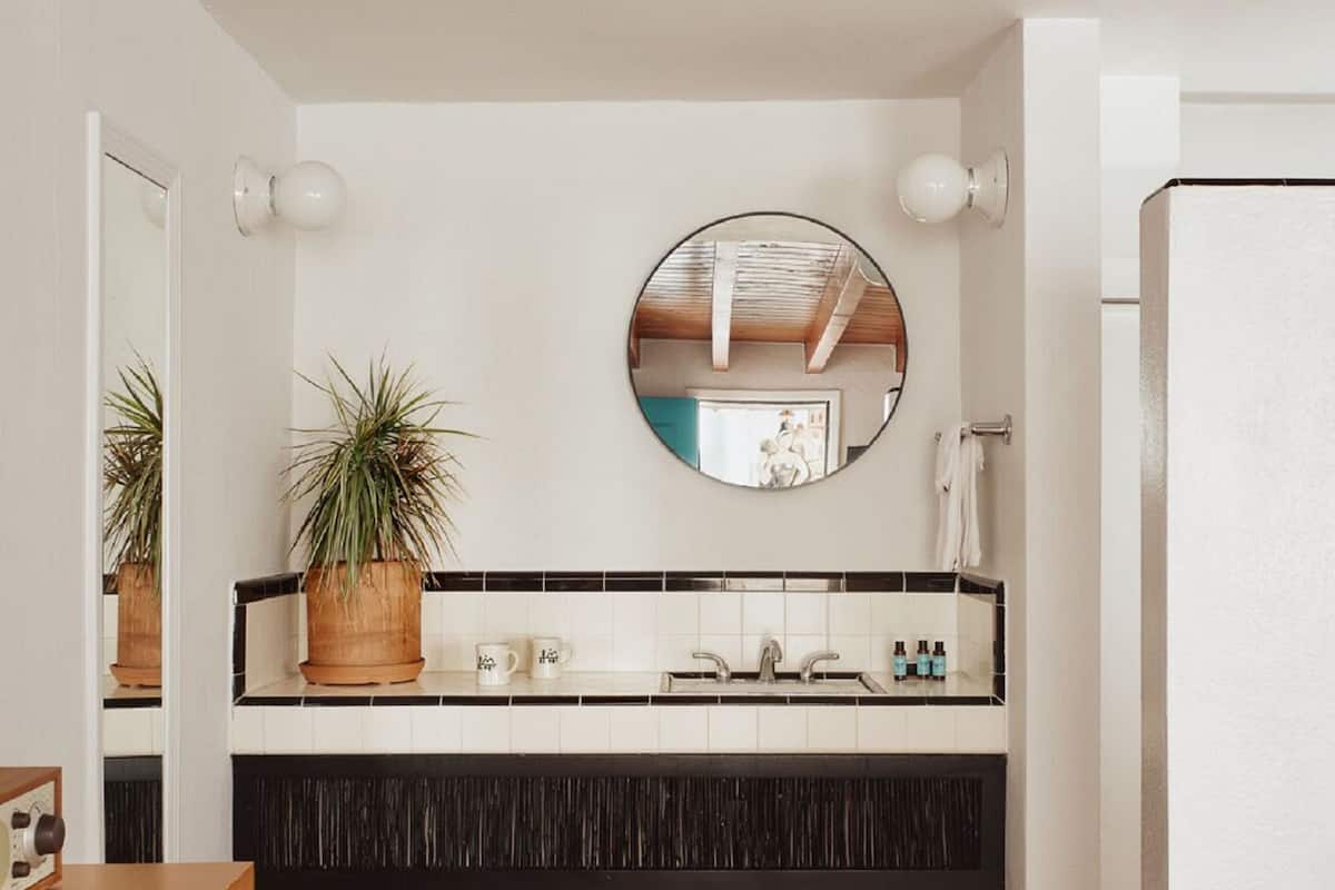 Standard Room, 1 King Bed | Premium bedding, individually decorated, individually furnished, desk