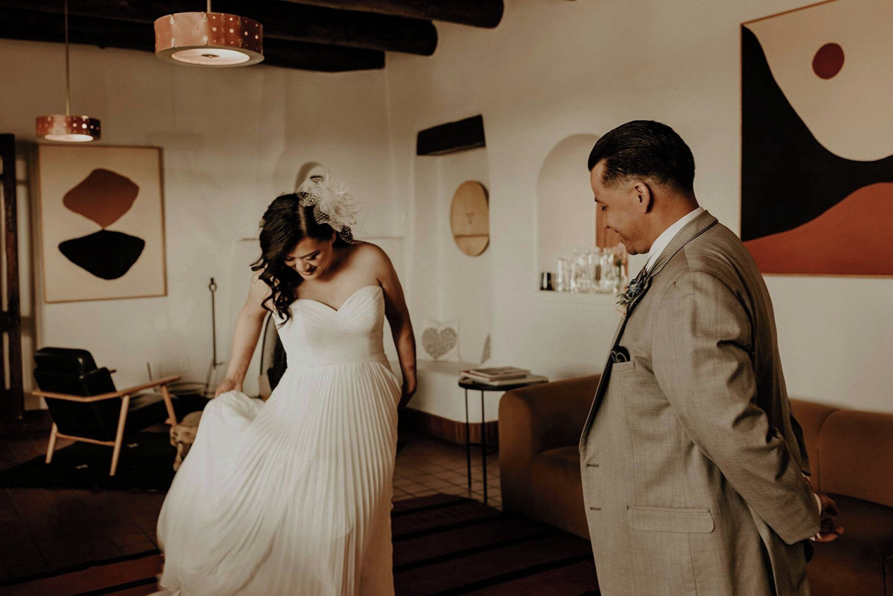 Una escena de boda con una novia en un vestido blanco y un novio con traje.