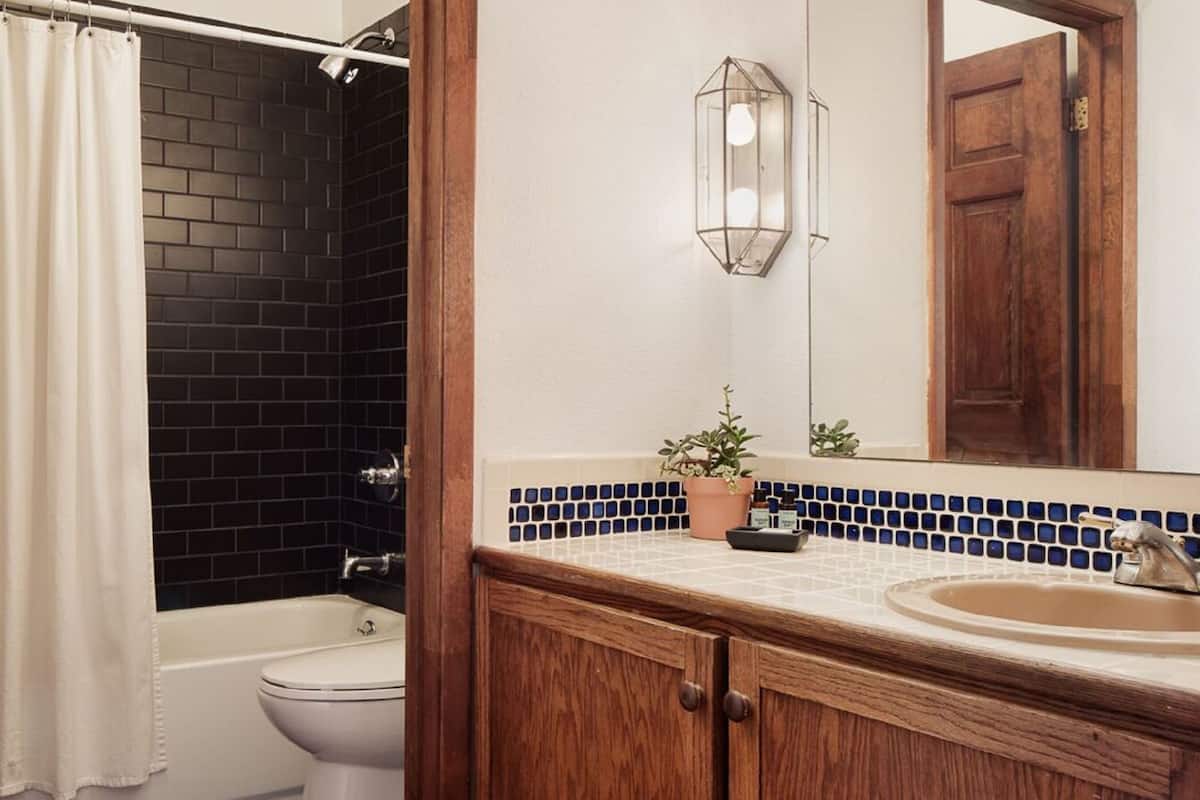 combined shower/bathtub, free toiletries, hair dryer, towels