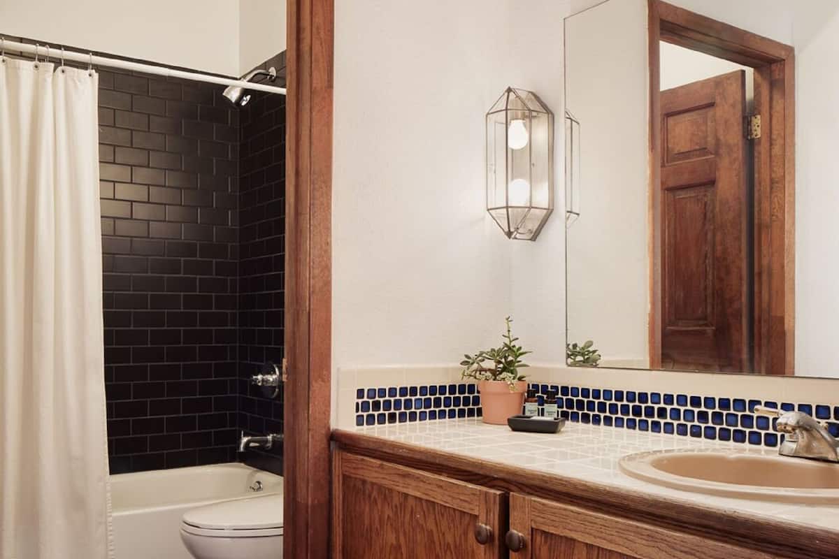 Combined shower/tub, free toiletries, hair dryer, towels