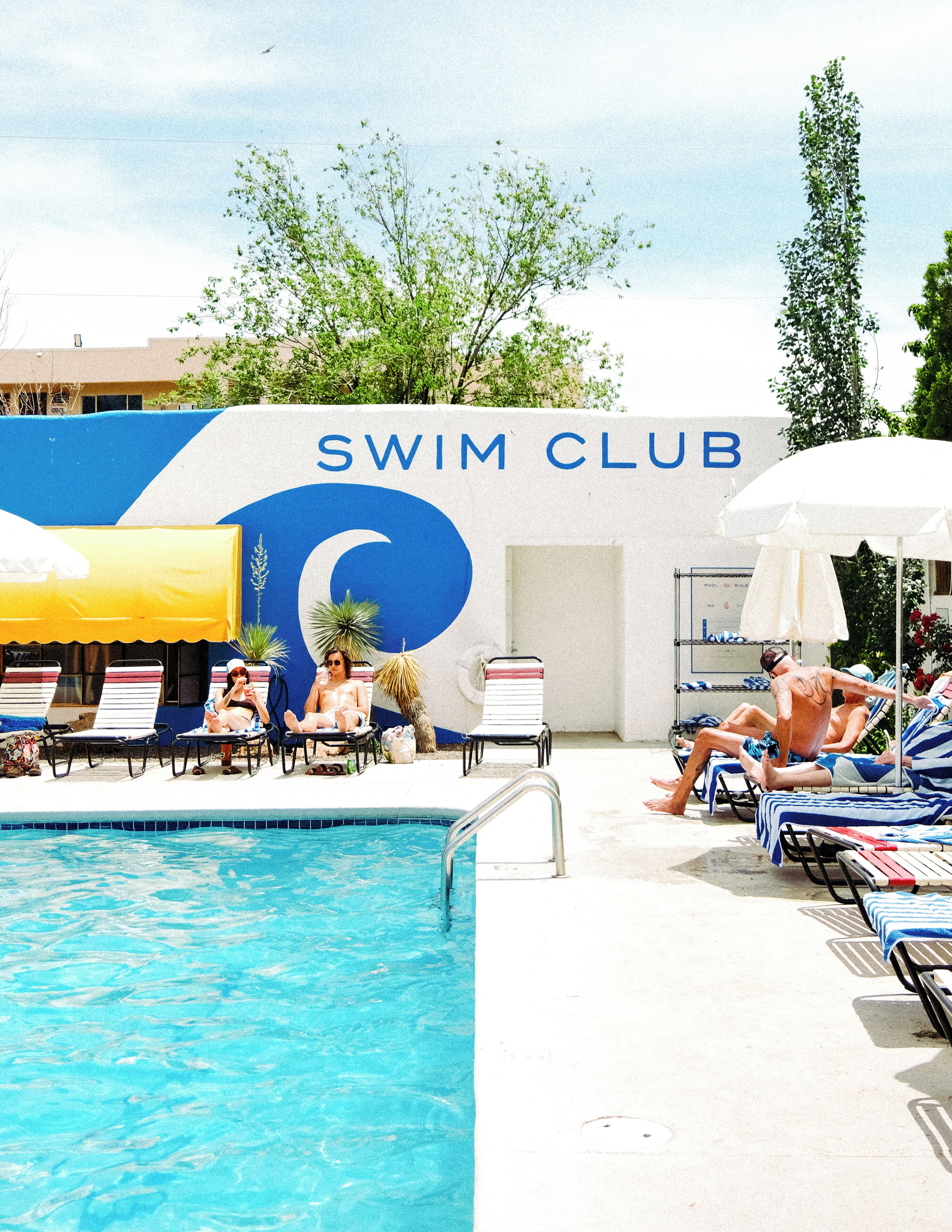 Piscina externa sazonal, guarda-sóis, espreguiçadeiras