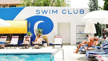 Alberca al aire libre por temporada y sombrillas en la alberca