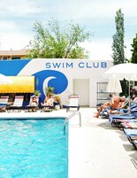 Una piscina al aire libre de temporada, sombrillas, tumbonas