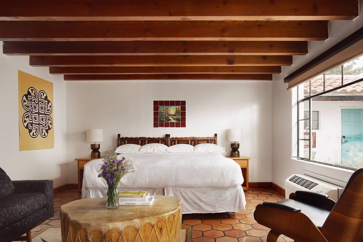 standard room, 1 king bed | premium bedding, individually decorated, individually furnished, desk