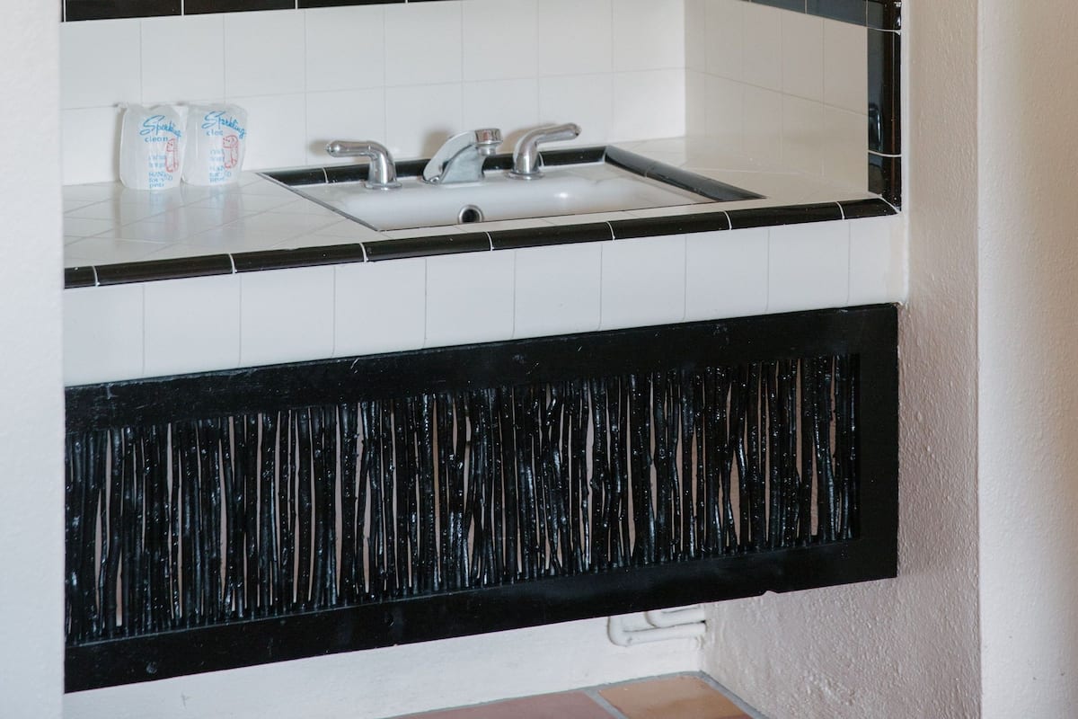 Deluxe Room, 1 King Bed | Bathroom | Combined shower/tub, free toiletries, hair dryer, towels