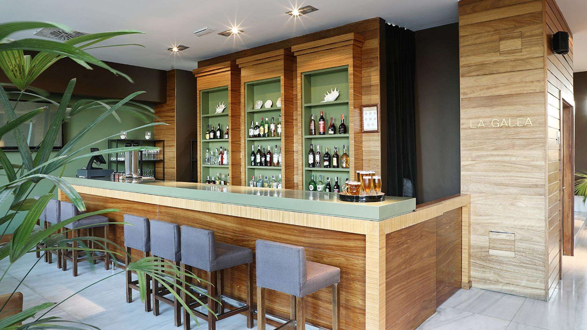 poolside views, serves breakfast, lunch and dinner