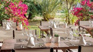 2 Restaurants, Frühstück, Mittagessen, Abendessen, internationale Küche