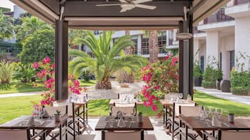 2 restaurants, breakfast, lunch, dinner served; international cuisine