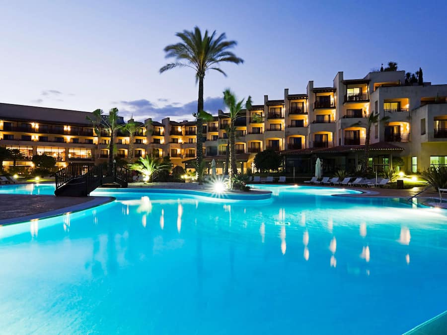 Indoor pool, seasonal outdoor pool, sun loungers