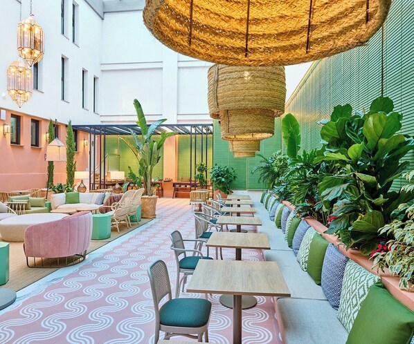 Outdoor dining - Montecarlo (Granada)