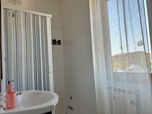 Een douche, gratis toiletartikelen, een haardroger, badjassen
