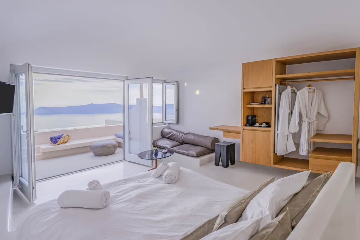 executive honeymoon suite, hot tub, sew view | hypo-allergenic bedding, in-room safe, iron/ironing board, bed sheets