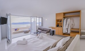 Executive Honeymoon Suite, Hot Tub, Caldera & Sea View | Caja de seguridad en la habitación y tabla de planchar con plancha 