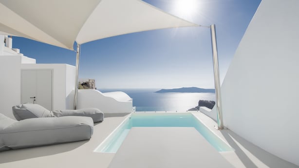 Ein modernes, minimalistisches Zimmer mit Pool und Meerblick.