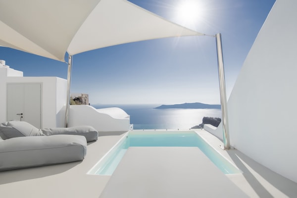 Premium Suite, 2 Bedrooms, Hot Tub, Caldera & Sea View | Safe på rommet, strykejern/-brett og sengetøy