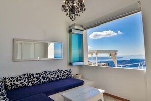 Family Suite, 1 Bedroom, Caldera & Sea View | Vista al agua