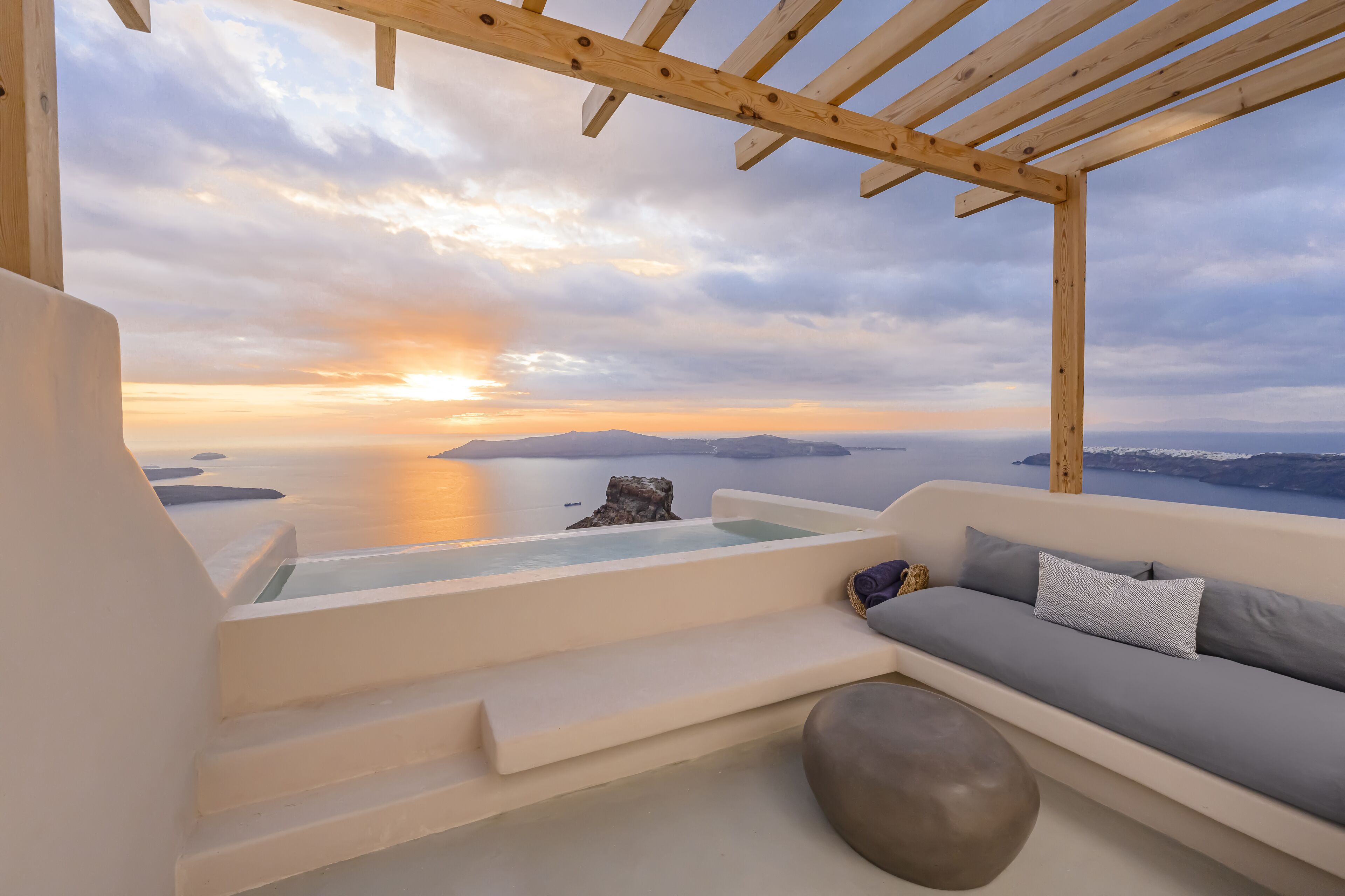 Executive Honeymoon Suite, Hot Tub, Caldera & Sea View | ตู้นิรภัยในห้องพัก, เตารีด/โต๊ะรีดผ้า, ผ้าปูที่นอน