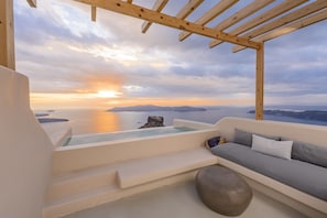 Executive Honeymoon Suite, Hot Tub, Caldera & Sea View | In-room safe, iron/ironing board, bed sheets - Hotel Sunny Villas (Santorini)